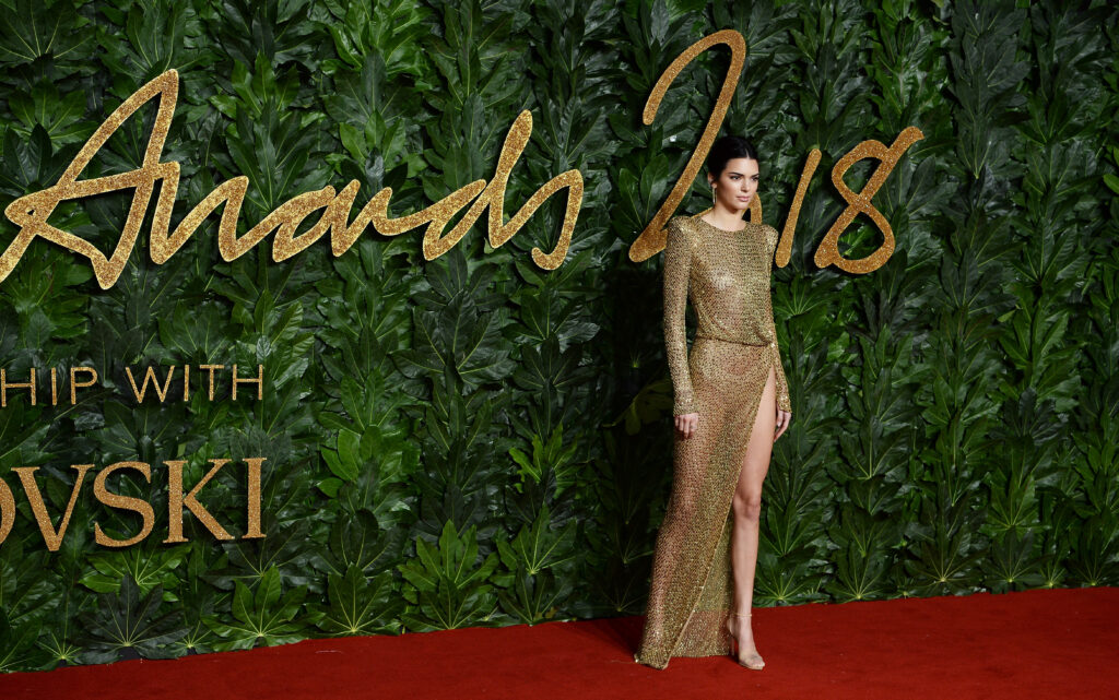 Kendall Jenner a 2018 Fashion Awards vörös szőnyegén