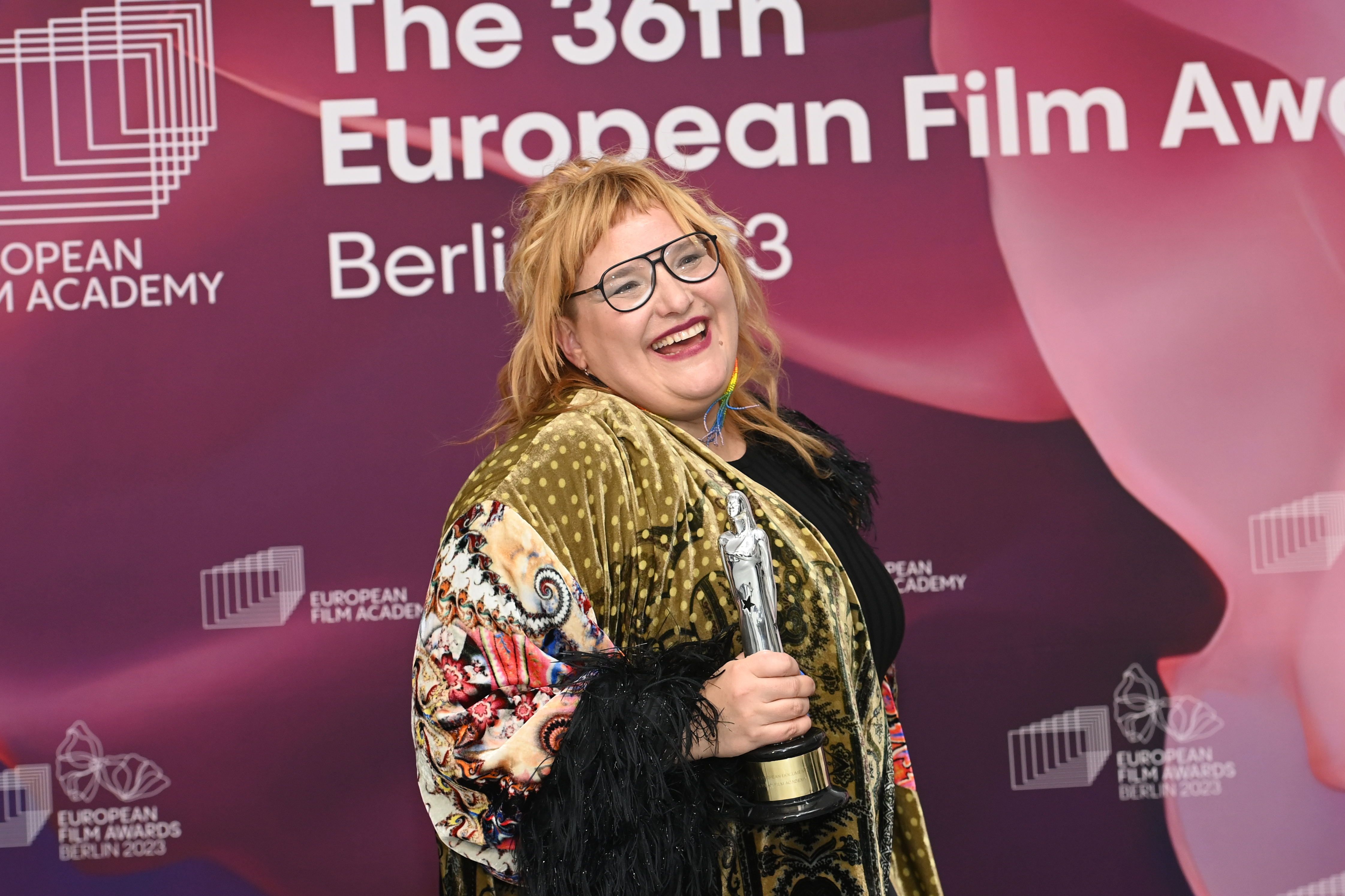 Anna Hints rendező a LUX Európai Közönségfilm Díjjal pózol a "Smoke Sauna Sisterhood" című filmjéért