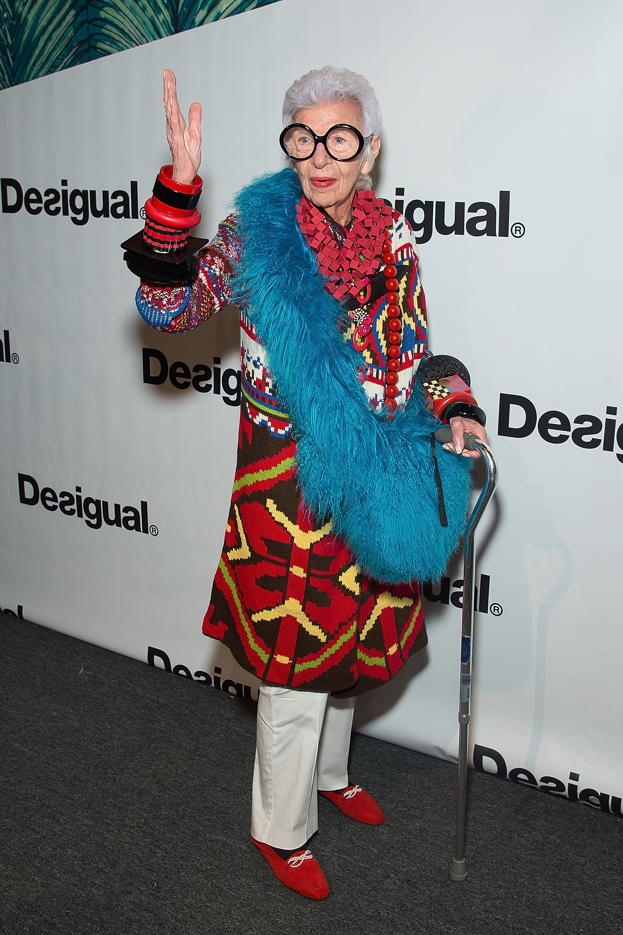 Iris Apfel a Desigual divatbemutatóján 2015. szeptember 10-én New Yorkba