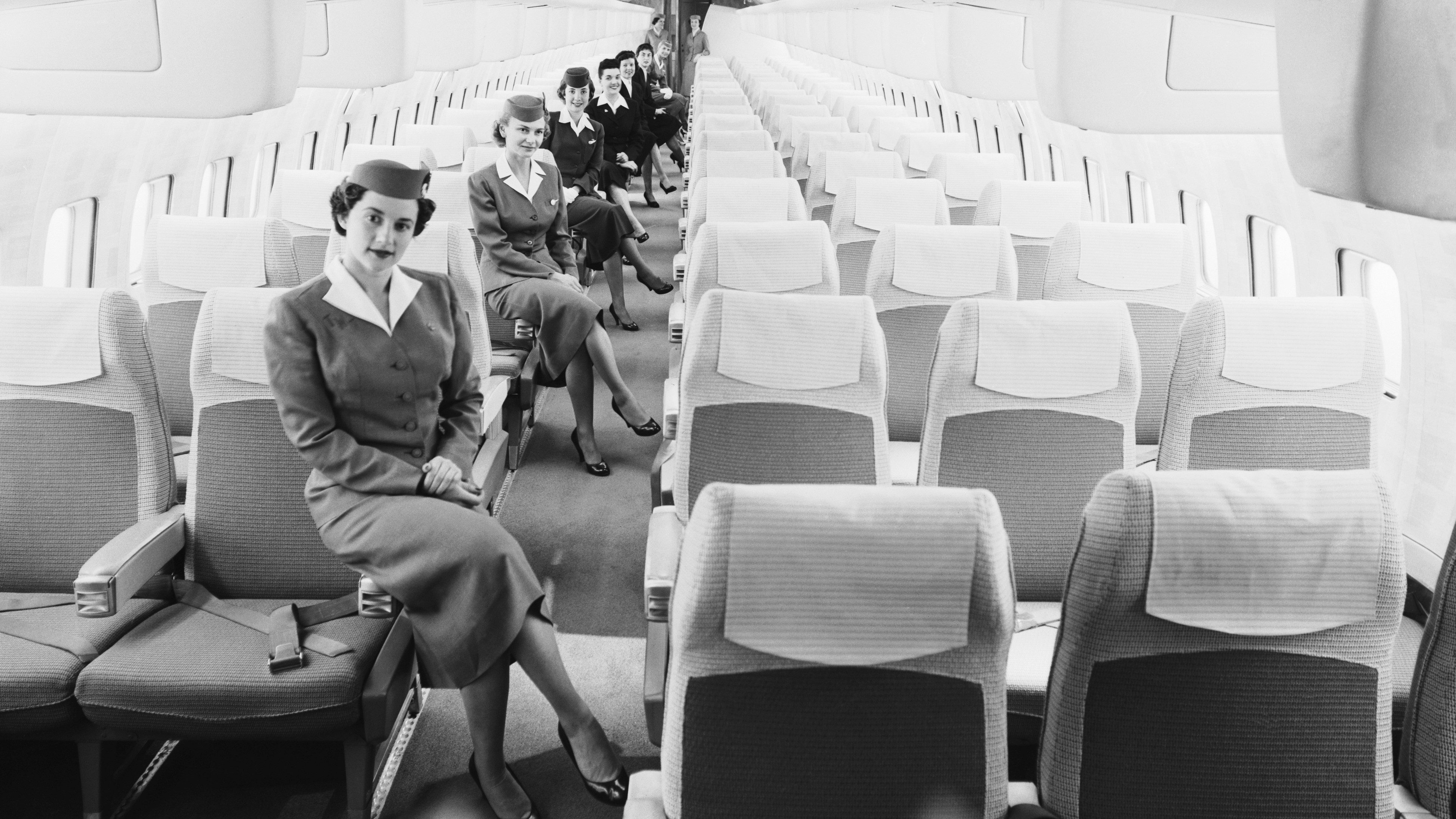 Légi-utaskísérők a Boeing Jet Stratoliner utasterének másában 1959-ben