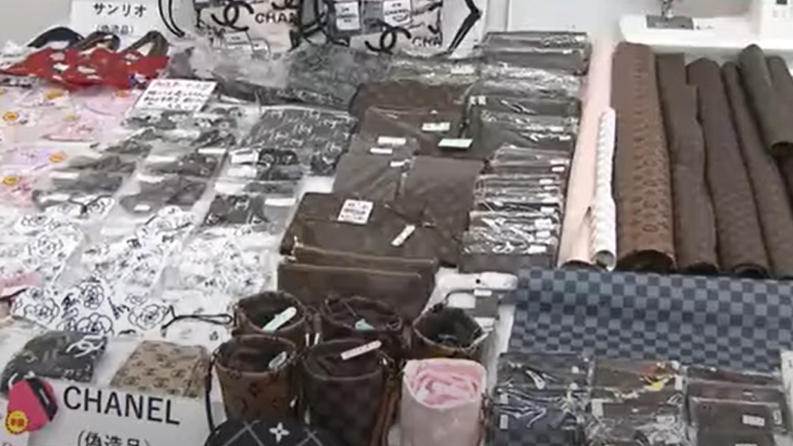 Letartóztattak egy nőt, aki saját varrógépével készített hamisított luxustáskákat