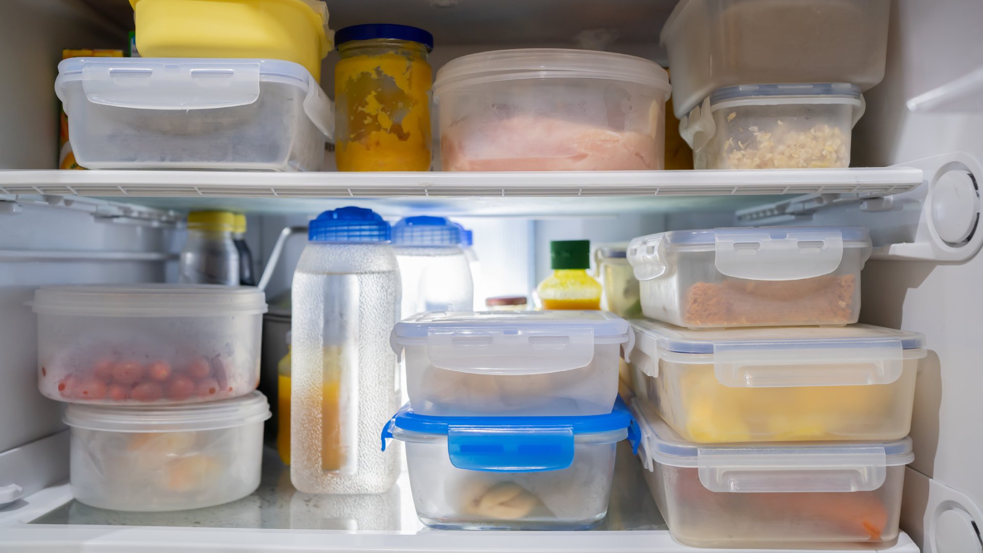 Hűtőszekrény tele műanyag ételtárolókkal.