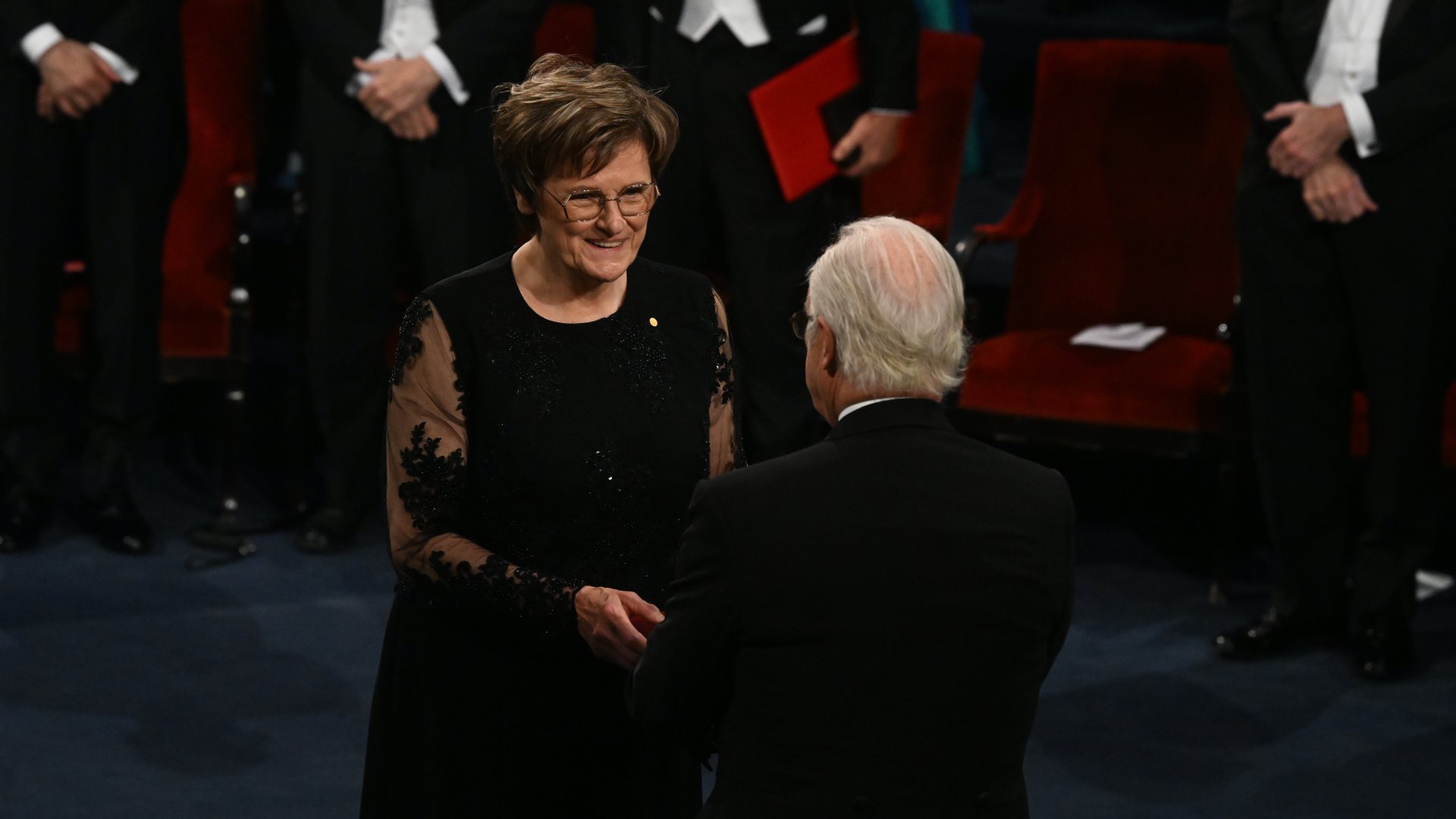 Karikó Katalin biokémikus átveszi az orvosi-élettani Nobel-díjat XVI. Károly Gusztáv svéd királytól a 2023-as Nobel-díjak átadási ünnepségén a stockholmi hangversenyteremben 2023. december 10-én