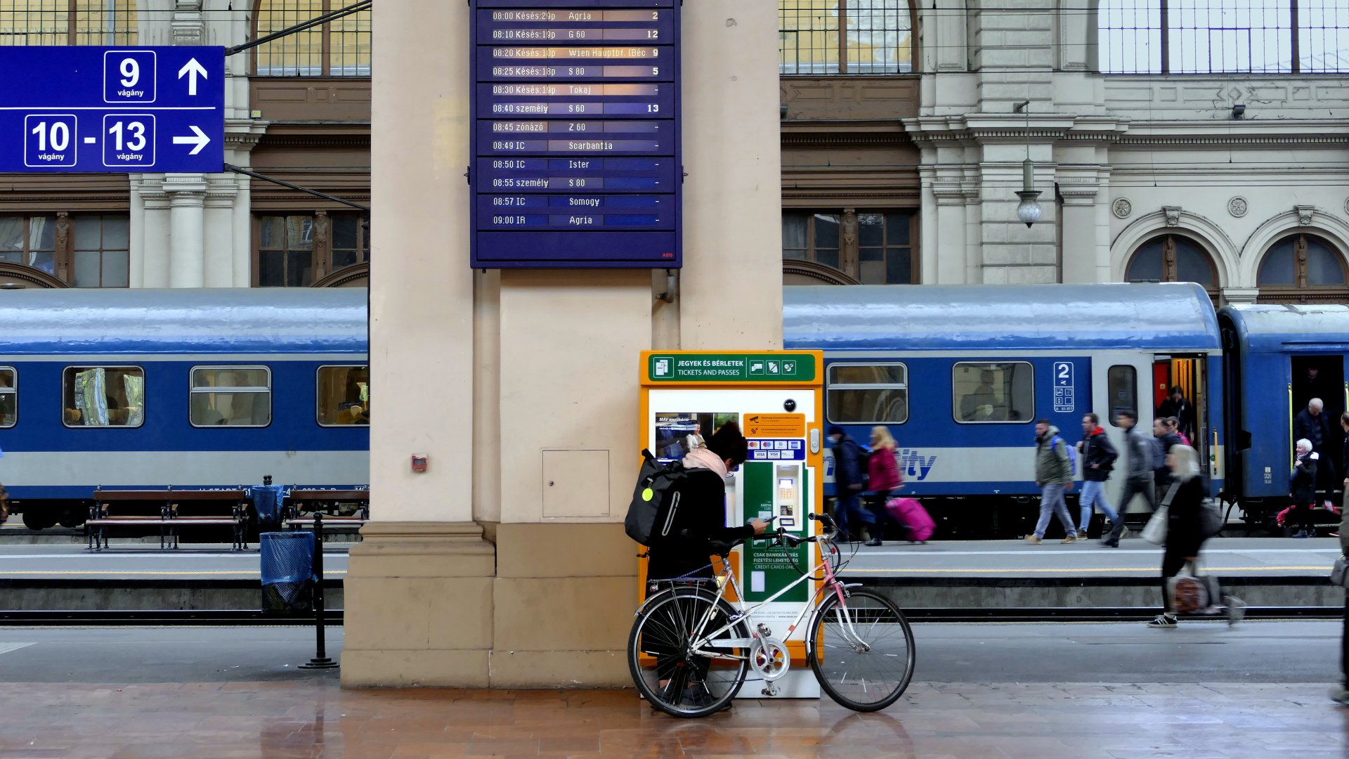 Kerékpárjával együtt utazó nõ vált menetjegyet a fõváros Keleti pályaudvarának egyik jegykiadó automatájánál