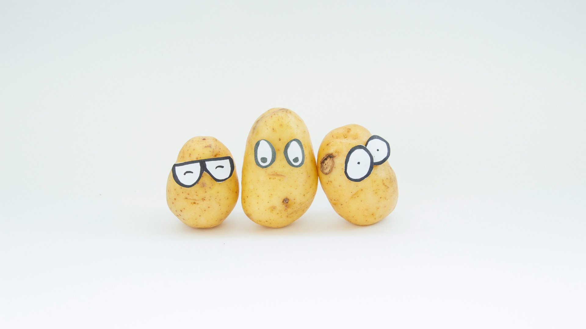Három krumpli rájuk ragasztott szemekkel.