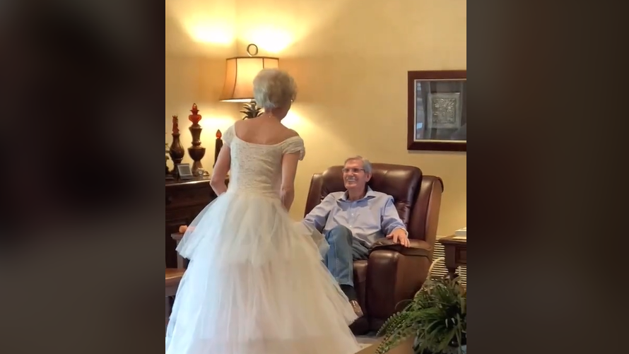 Egy idős hölgy újra felvette menyasszonyi ruháját