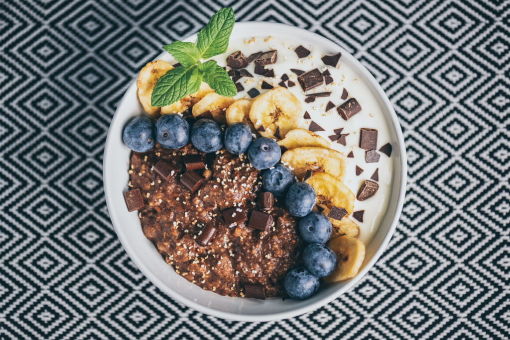 Csokis hajdinakása görög joghurttal, aszalt banánnal, áfonyával 
