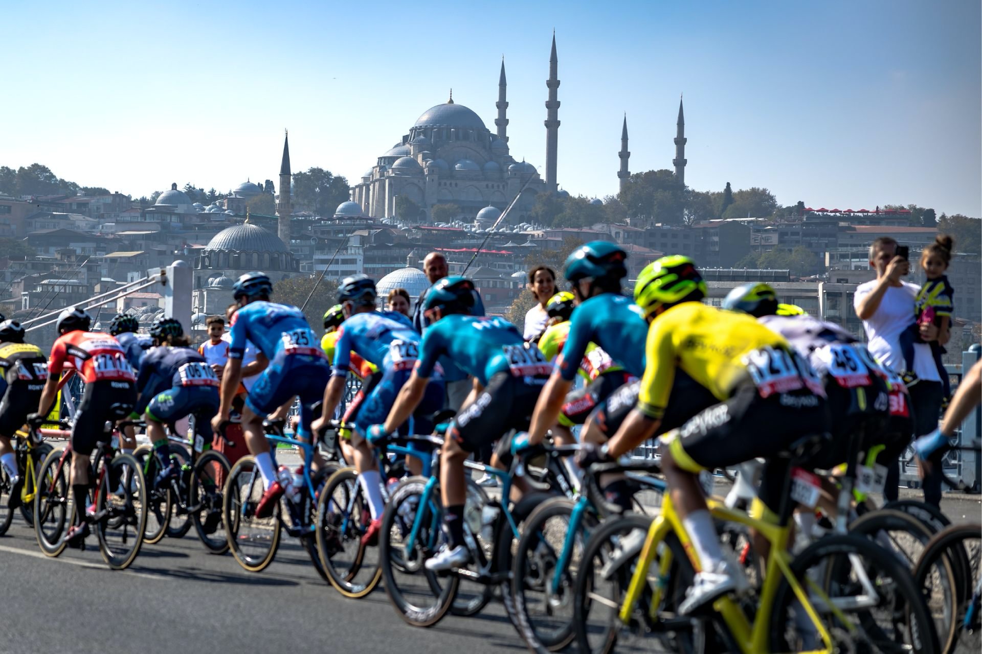 A 2023-as Tour of Türkiye kerékpáros körverseny mezőnye az utolsó szakaszon Isztambulban