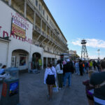Turisták az Alcatraz előtt