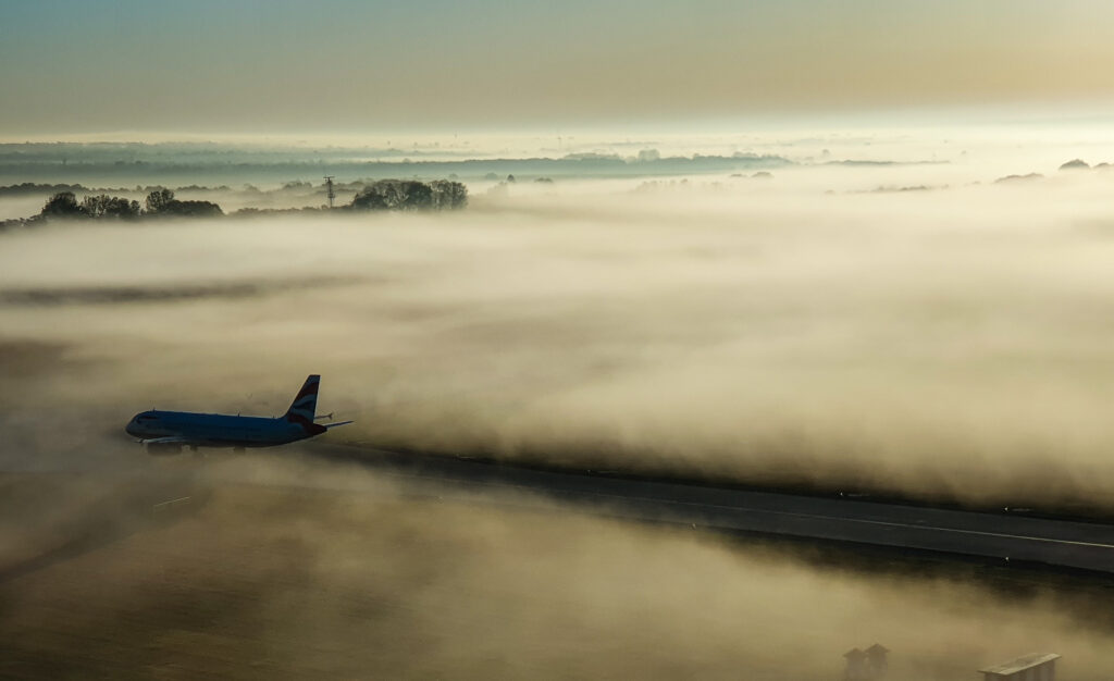 Csuha Péter fotója egy éppen leszálló repülőgépről