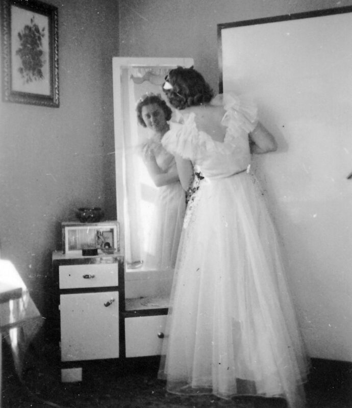Menyasszony a tükör előtt