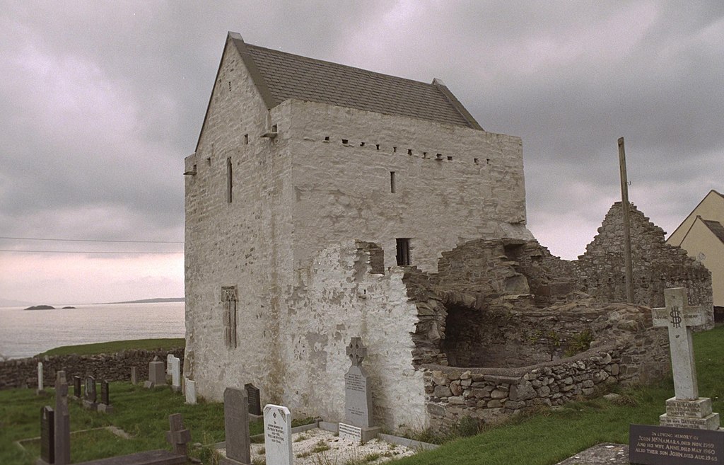 Clare Island Abbey, a hagyomány szerint Gráinne "Grace" O'Malley keresztelésének, házasságának és temetésének helyszíne (Fotó: Wikipédia)