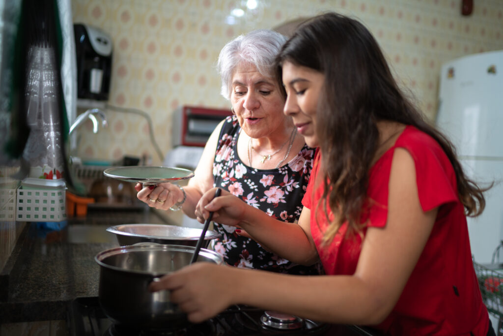Anya és lánya együtt főz