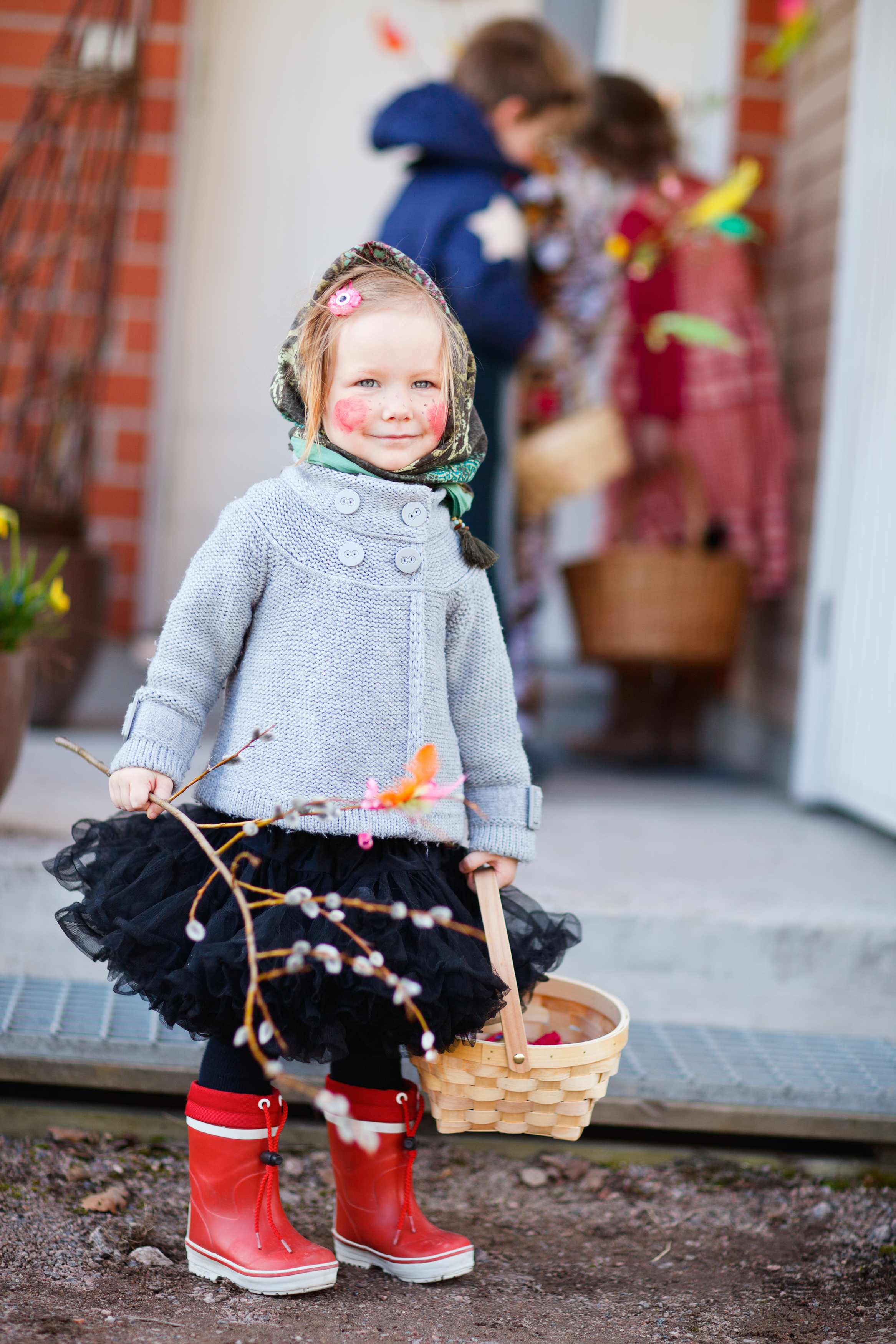 Egy boszinak öltözött kislány csokitojásokat gyűjt a húsvéti hagyomány részeként Finnországban (Forrás: Getty Images)