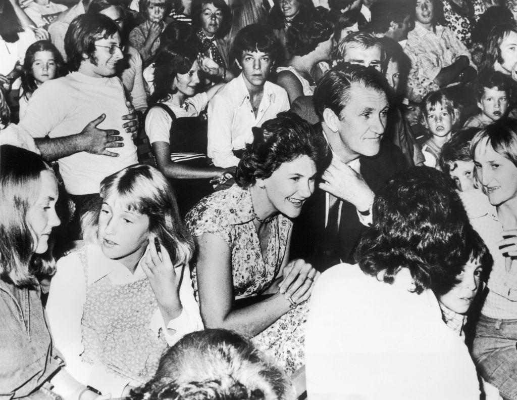 Malcolm Fraser ausztrál miniszterelnök egy ABBA-koncerten Melbourne-ben, a Sidney Myer Music Bowlban, 1977. március 18-án. Feleségével, Tammie-vel és lányaival, Angelával és Phoebe-vel. (Fotó: Central Press/Getty Images)