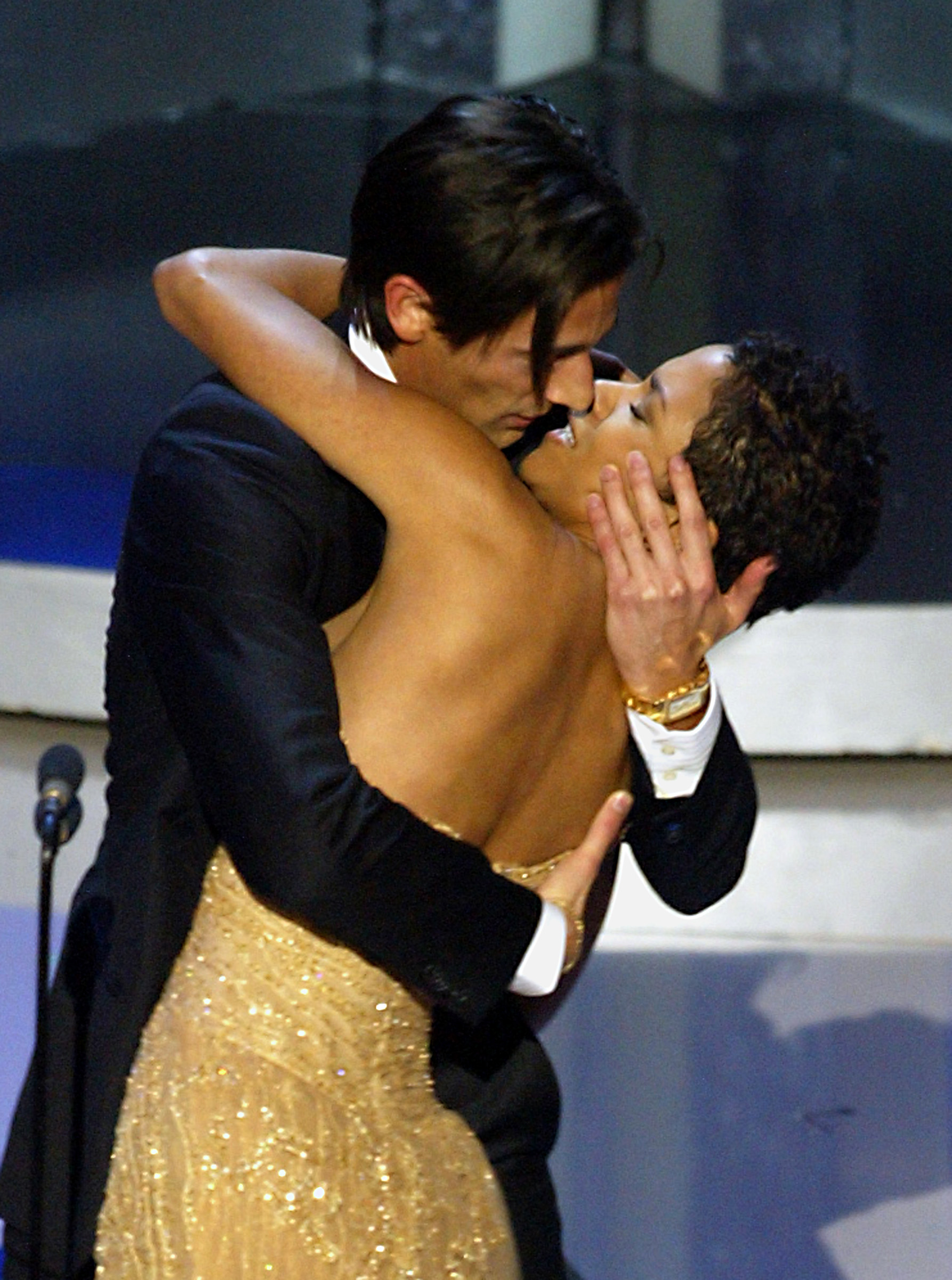 Adrien Brody kínos csókja Halle Berry-vel