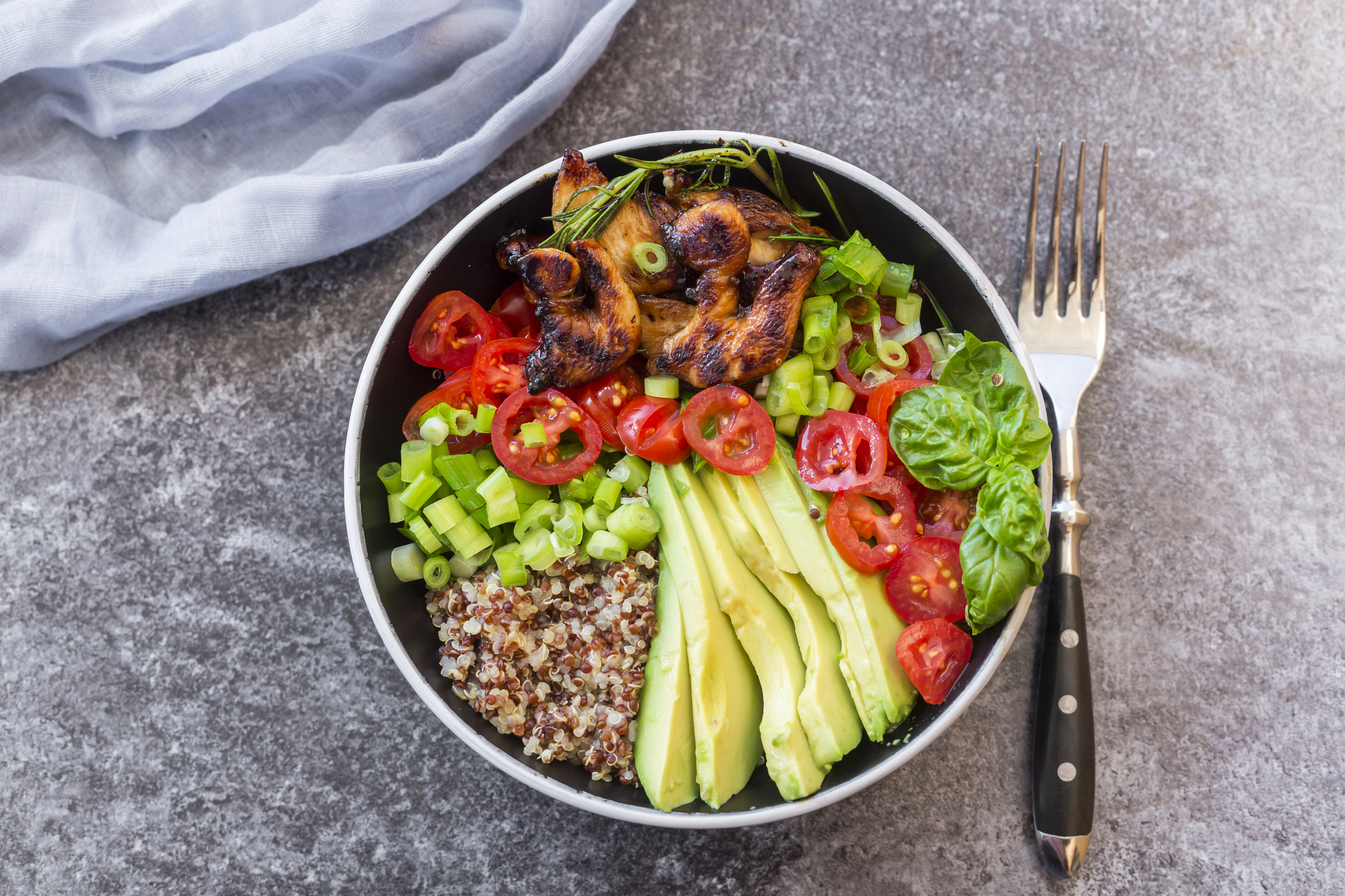 Quinoa-saláta avokádóval, grilezett csirkével, zöldségekkel és újhagyma zöldjével