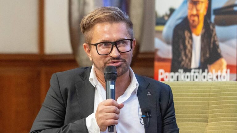 Jákob Zoltán az utcán adakozik