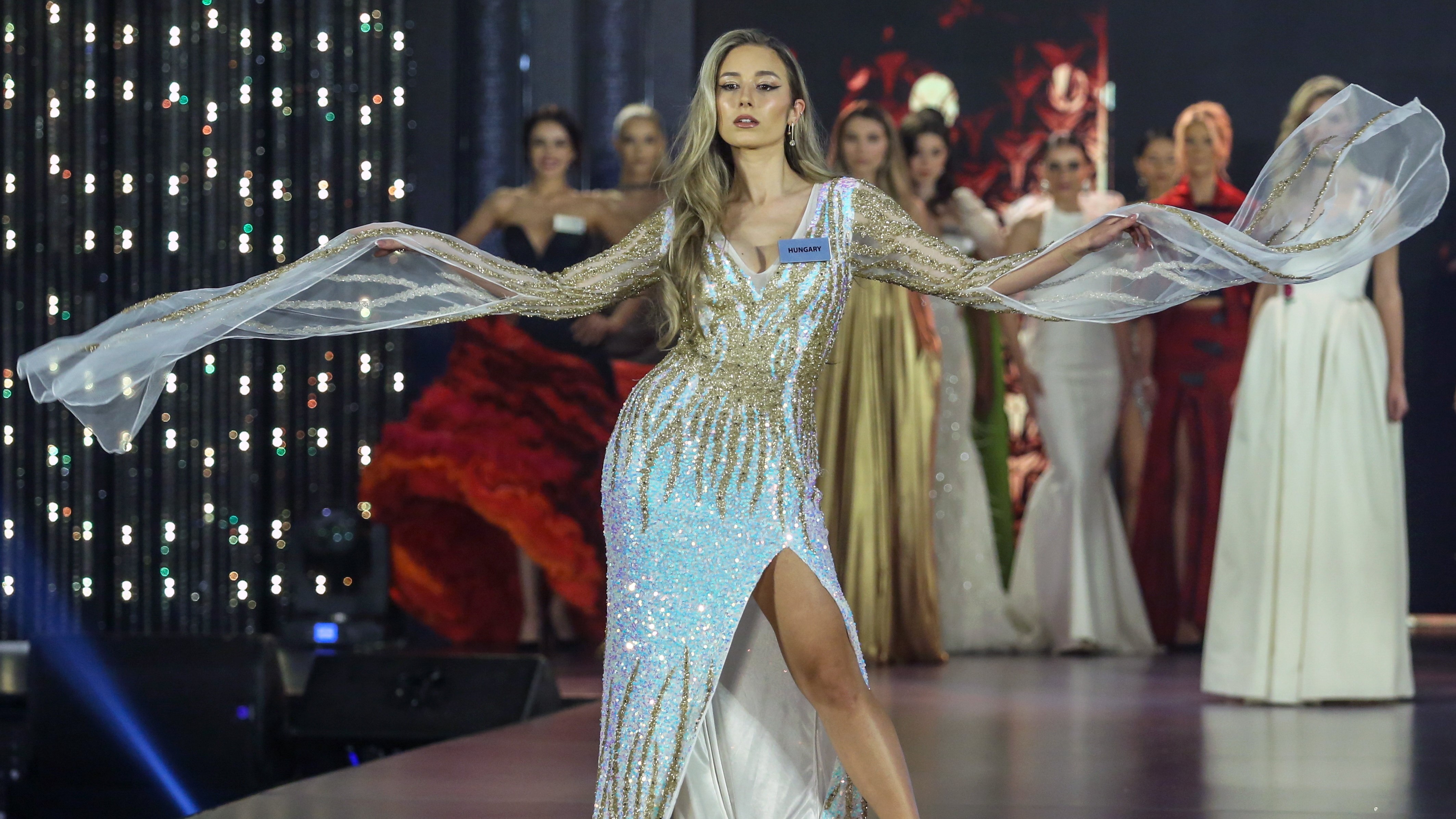 Hacsi Boglárka, a Magyarország Szépe Miss World Hungary szépségverseny győztese bemutatót tart a Miss World nemzetközi szépségverseny tervezőinek megmérettetésen Mumbaiban 2024. március 2-án