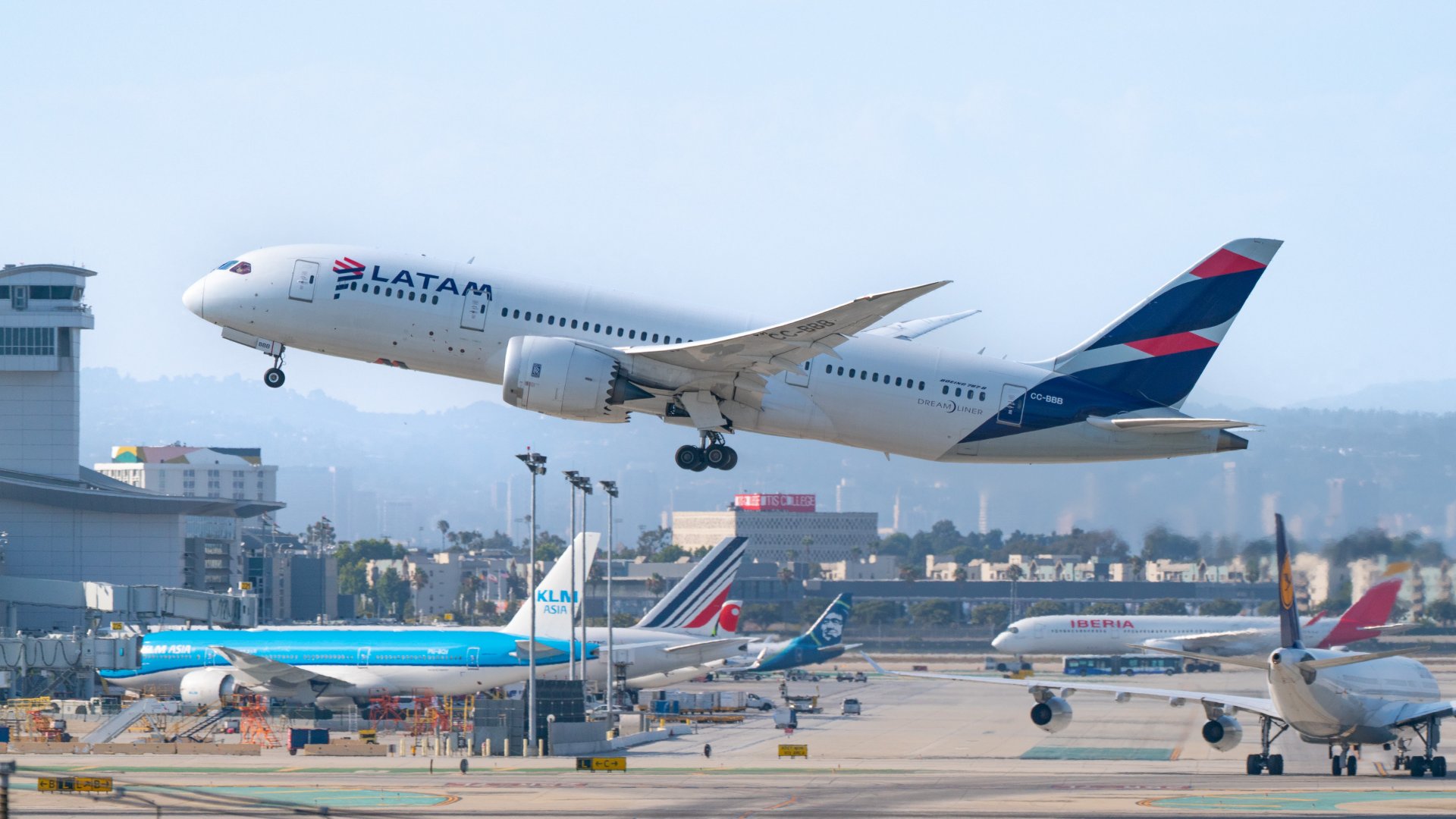 A LATAM légitársaság Boeing 787-8-as repülőgépe felszáll a Los Angeles-i nemzetközi repülőtérről 2022. július 30-án