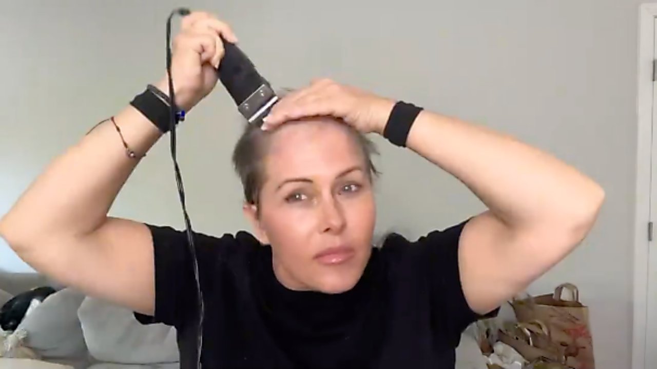 Nicole Eggert színésznő leborotválja a haját
