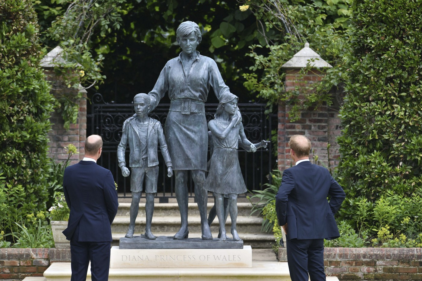 Harry és Vilmos az anyjukról készült szobor előtt.