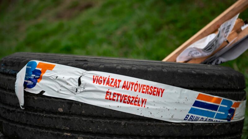 Életveszélyre figyelmeztető felirat gumiabroncsokon az Esztergom-Nyerges Rally helyszínén - Fotó: MTI/Bodnár Boglárka