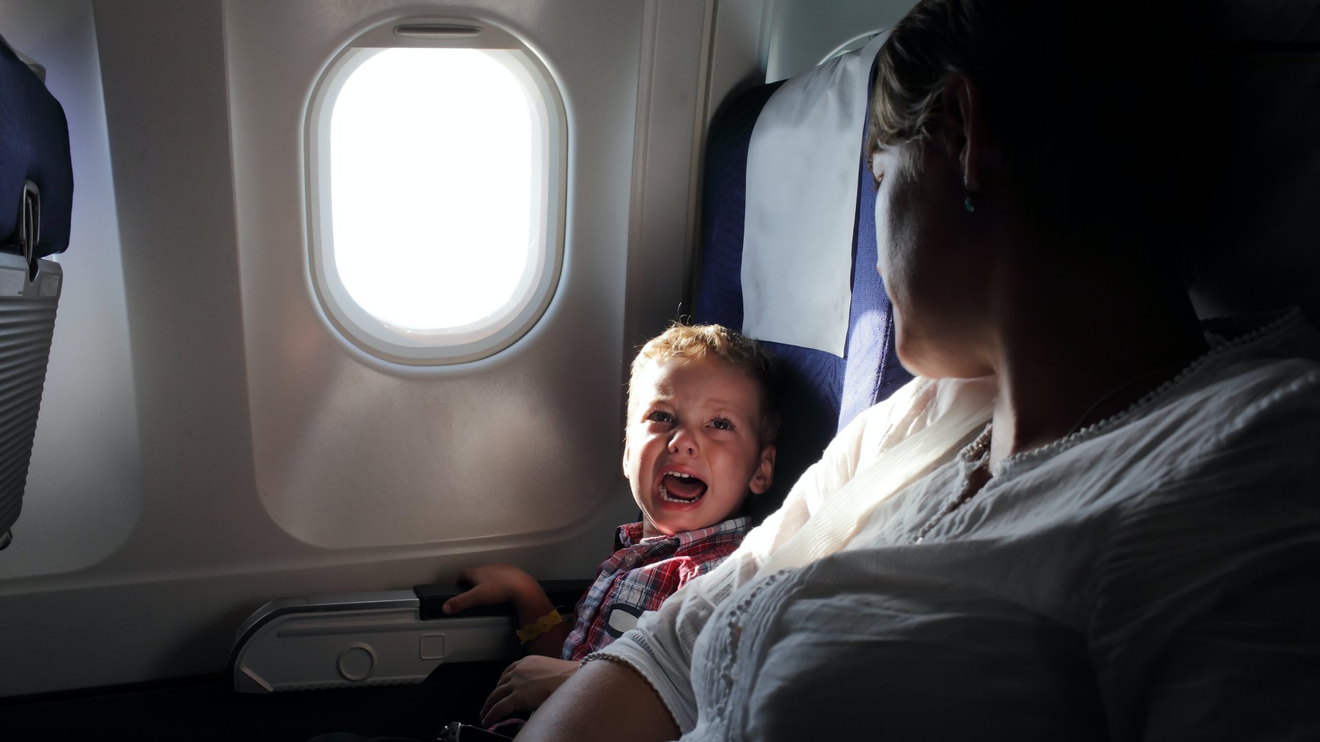 Síró gyerek egy repülőn