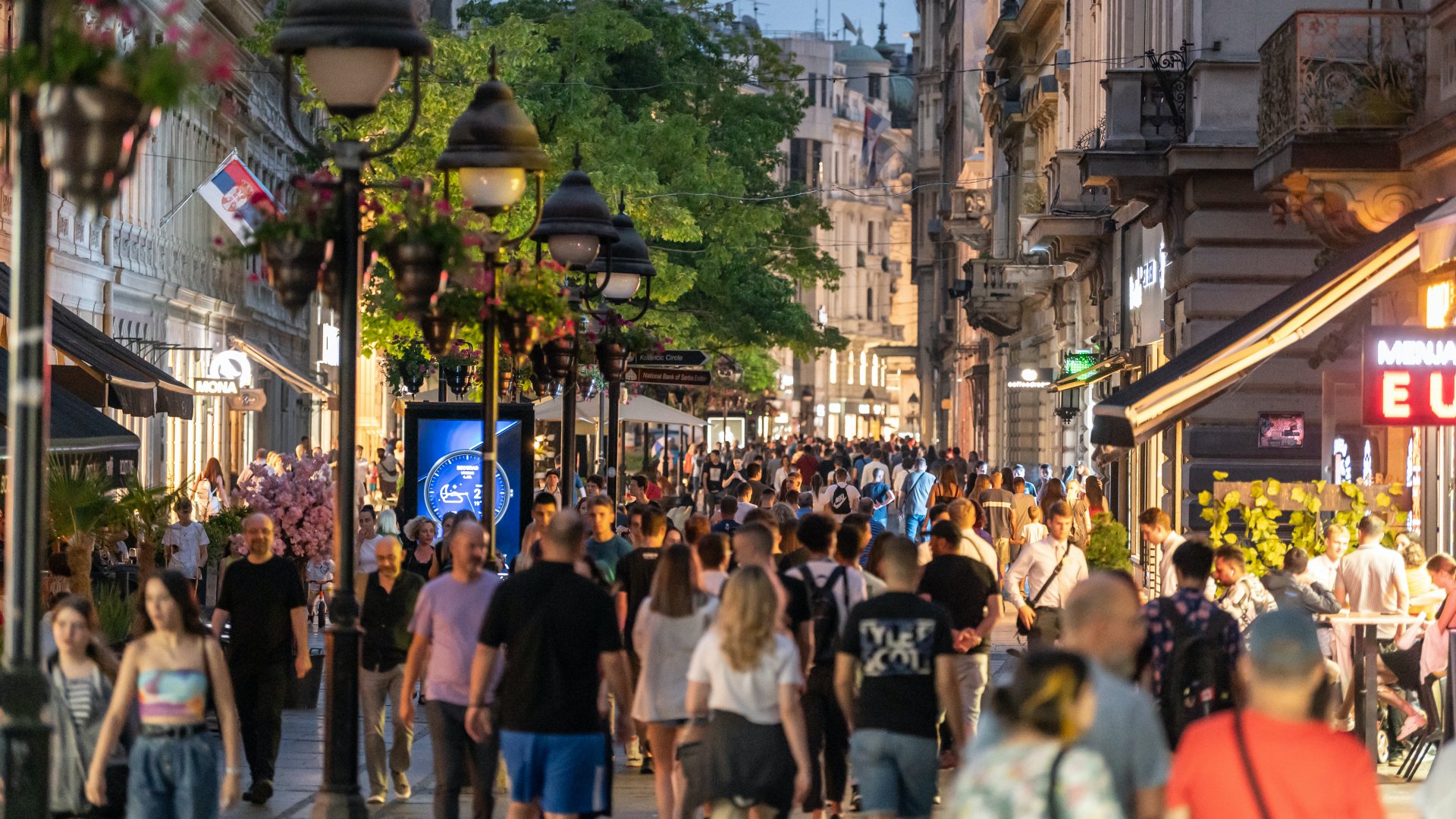 Járókelők Belgrád központjában, a Kneza Mihaila bevásárlóutcán 2023. július 4-én