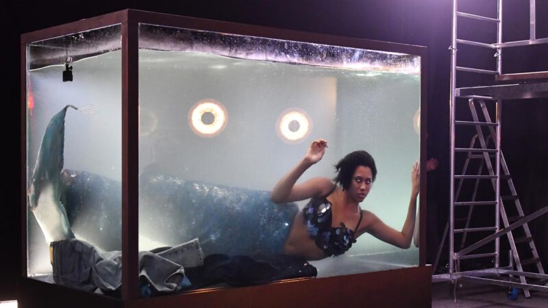 Hawa és versenytársai sellőként bizonyítanak egy vízzel teli akváriumban a Next Top Model Hungary egyik fotózásán - Fotó: Sajtószoba