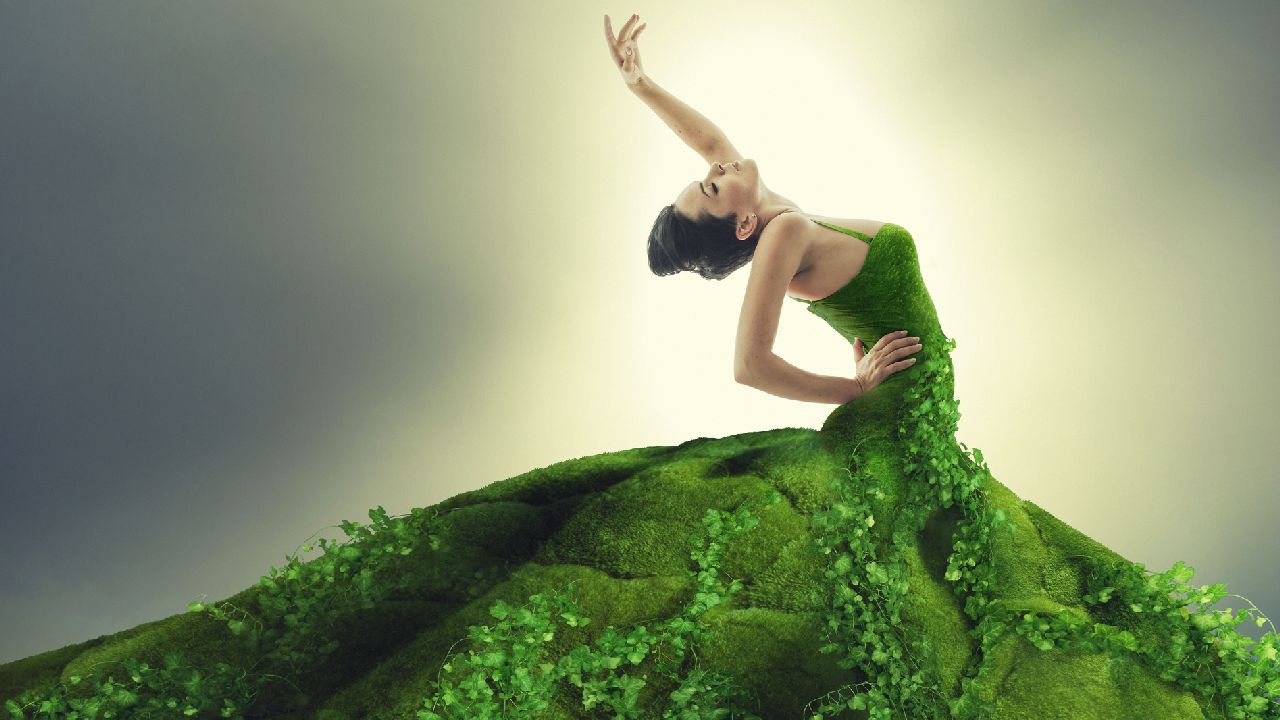 Zöld fűruhás táncoló hölgy