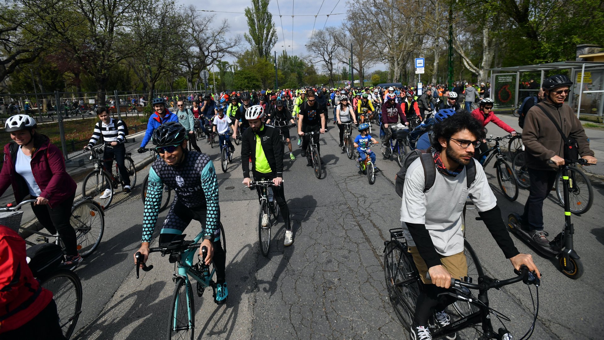 Az I Bike Budapest kerékpáros felvonulás résztvevõi a Városligetben 2022. április 23-án.