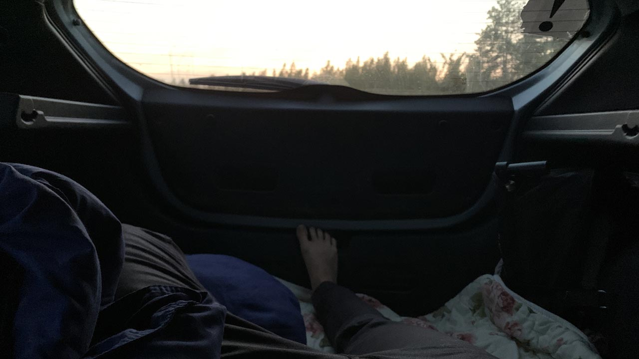 kocsiban alvás