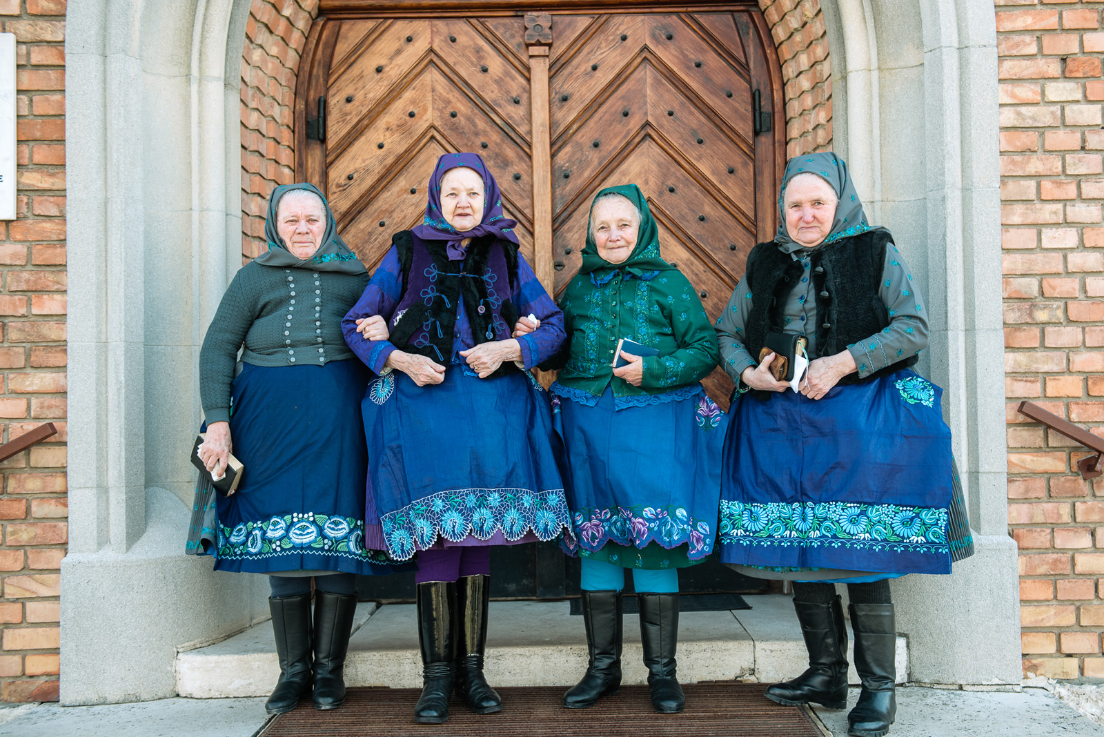 Asszonyok népviseletben Nagytarcsán