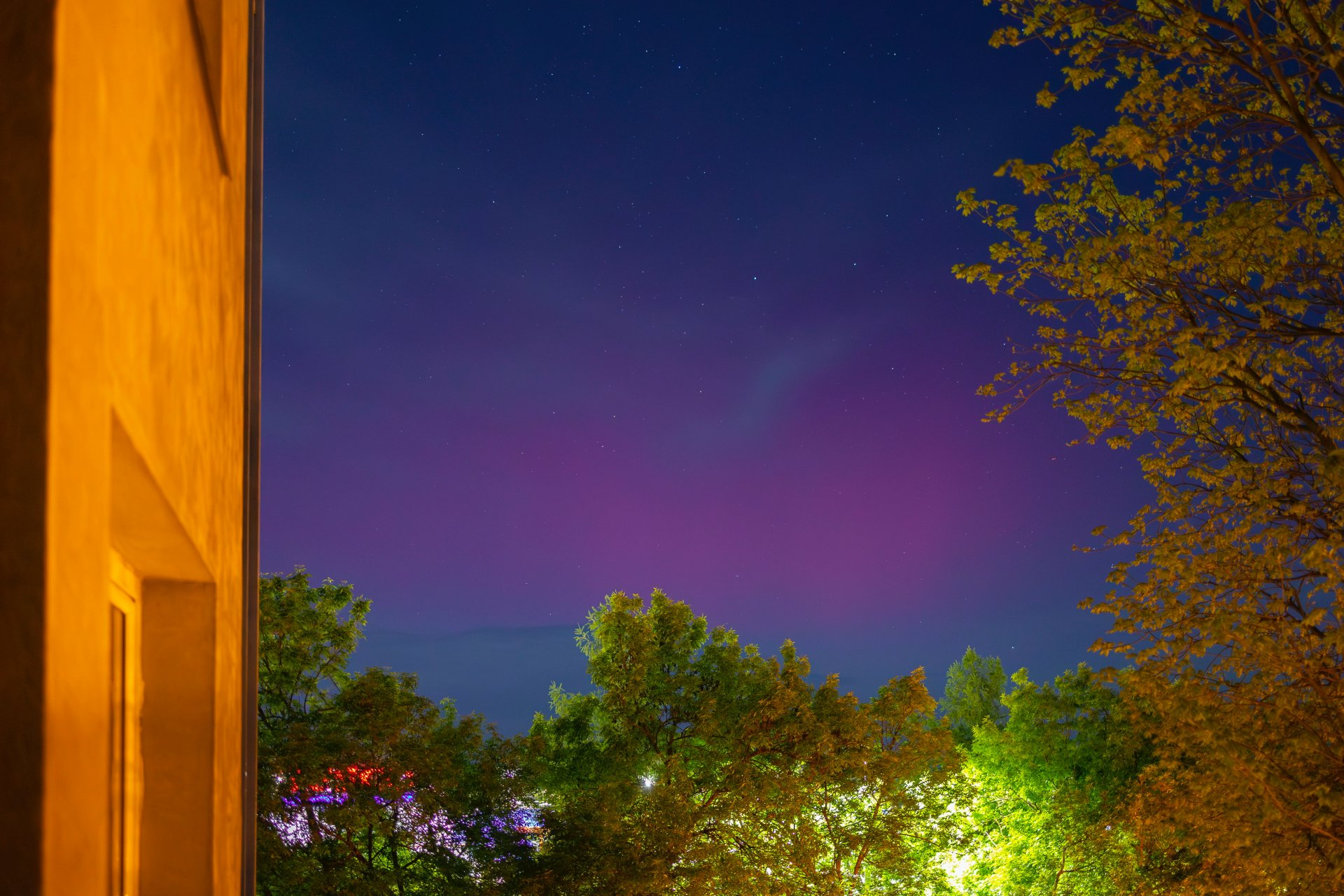 Sarki fény (aurora borealis) az északi égbolton Nagykanizsáról fotózva 2024. április 19-én este.