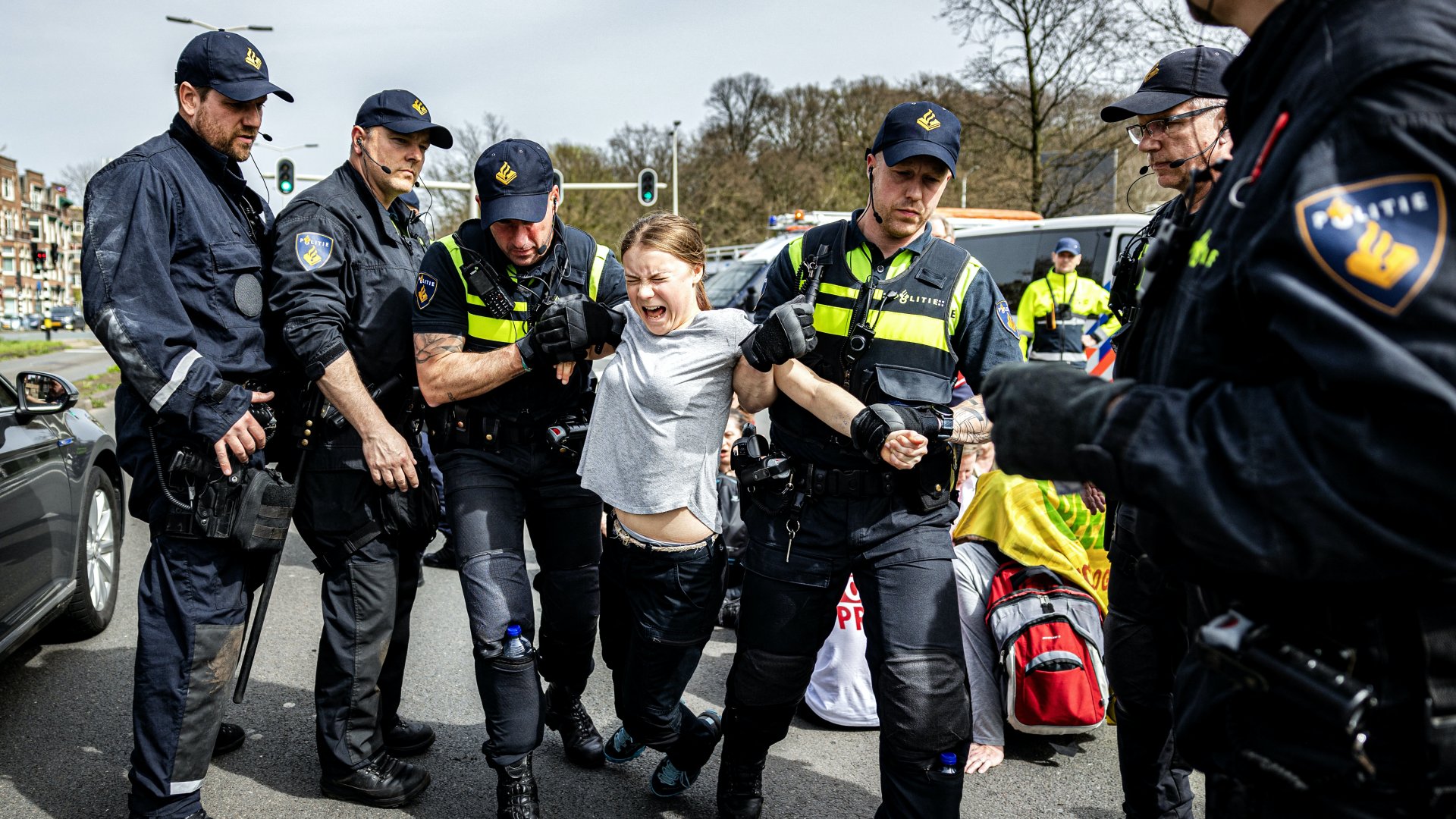 Greta Thunberg svéd klímaaktivistát letartóztatják a fosszilis támogatások elleni klímafelvonuláson az A12-es autópálya közelében Hágában, 2024. április 6-án