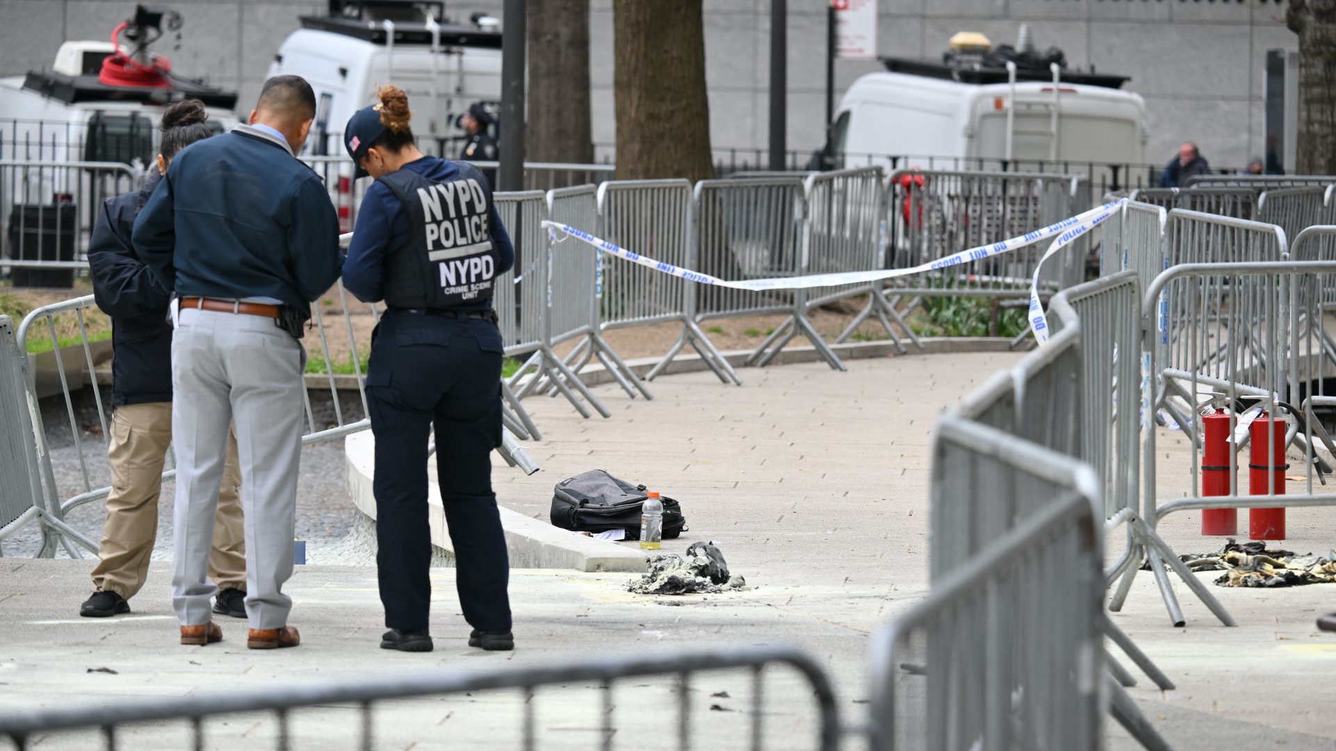 Rendőrök vizsgálják a helyszínt, miután egy férfi felgyújtotta magát a manhattani büntetőbírósággal szembeni parkban Donald Trump amerikai elnök tárgyalása alatt, New Yorkban, 2024. április 19-én