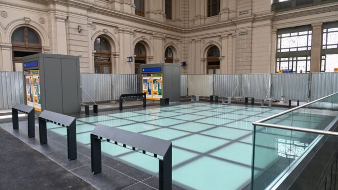 Megrepedt a Keleti pályaudvar Utascentrumának üvegjárdája