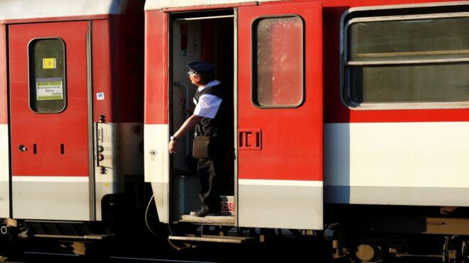 Ajtók közé szorult egy három éves kisfiú, kilométereken át vitte a vonat