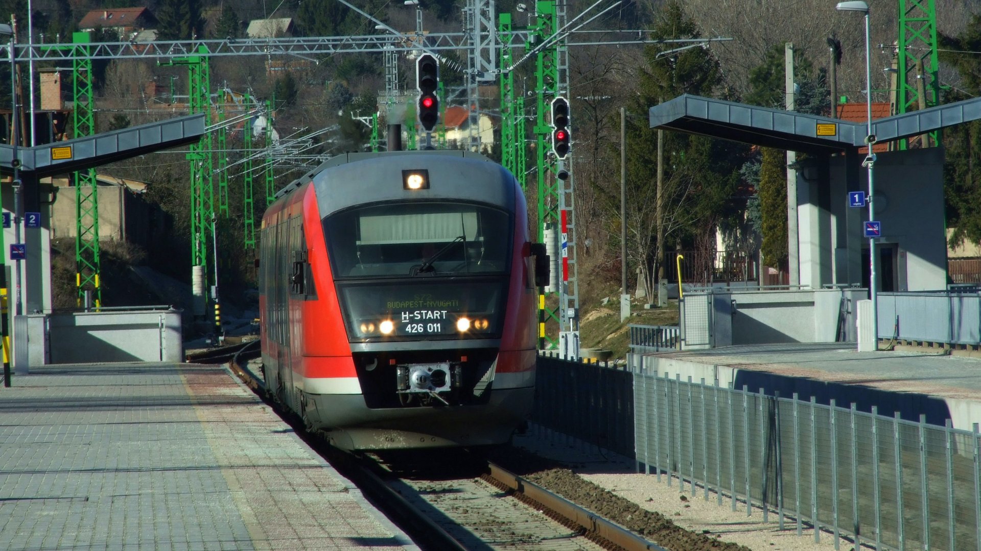 A MÁV Start Zrt. Esztergomból Budapest-Nyugati pályaudvarra tartó modern személyvonata megérkezik a város nemrég korszerûsített állomására