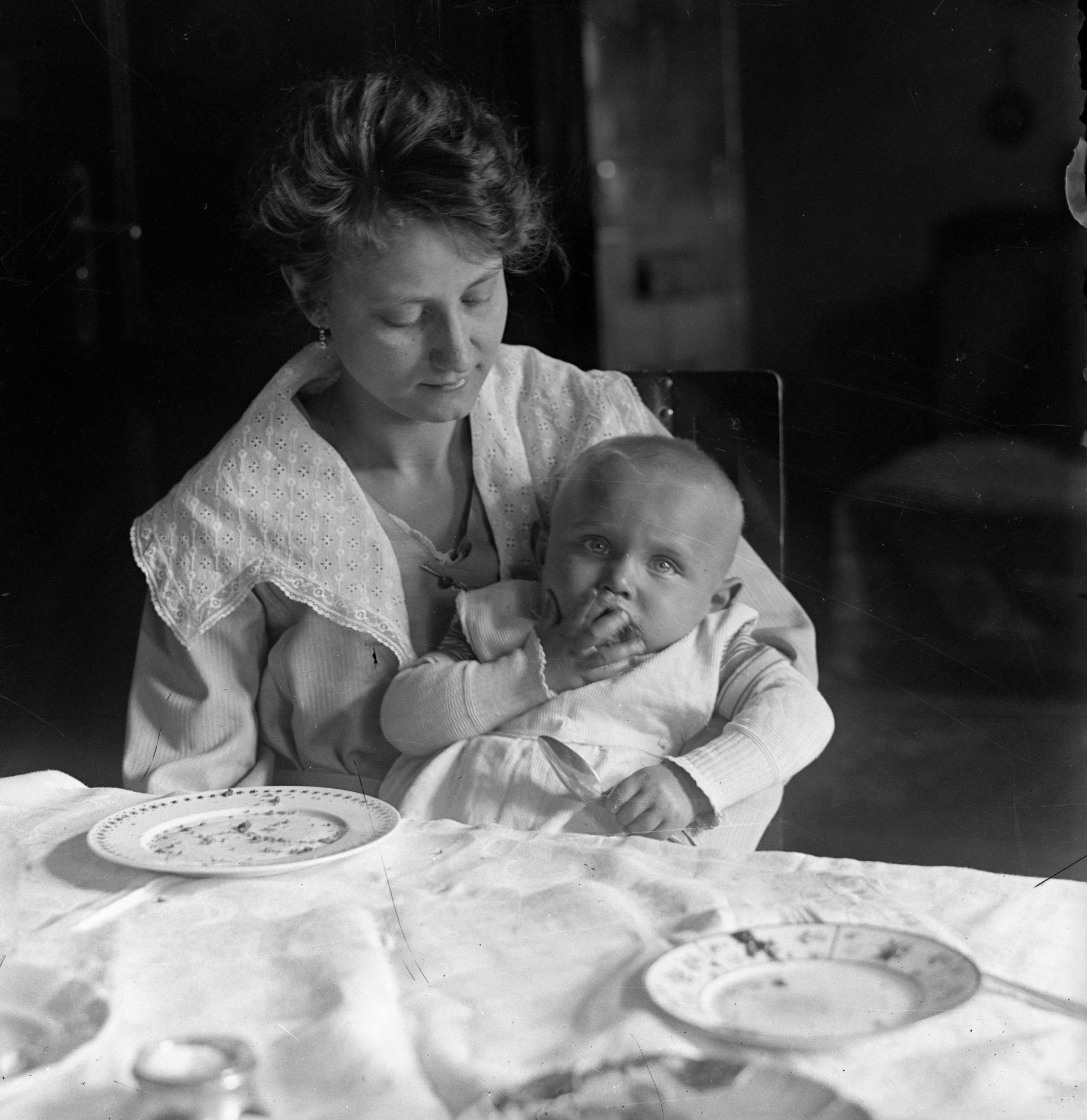 Anya gyermekével 1918-ban (Forrás: Fortepan / Szerdahelyi Márk)