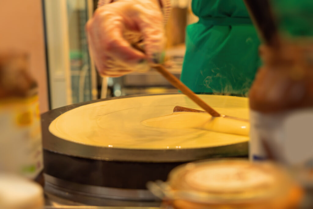 Street food Párizsban: egy crêperie forró lapján sül a crêpe, azaz palacsinta 
