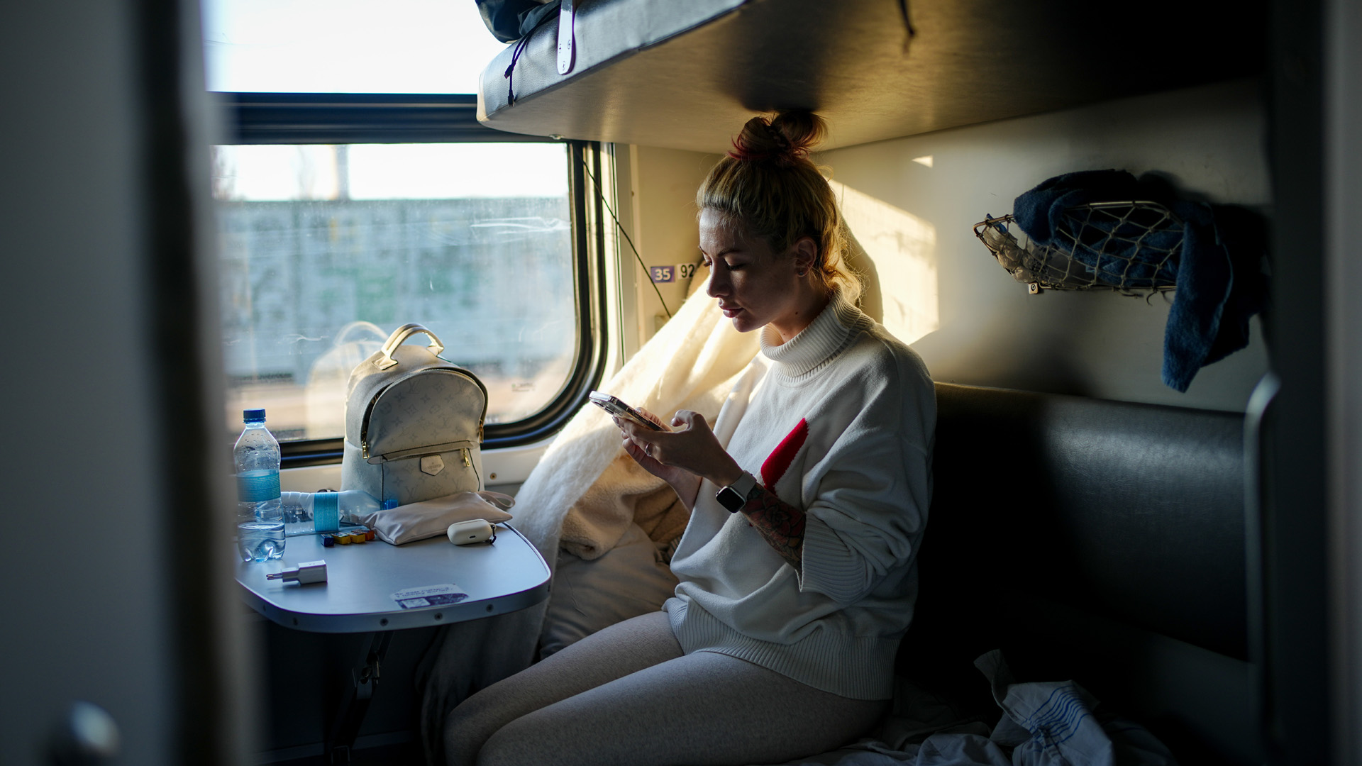 Nő utazik egyedül egy ukrán vonaton