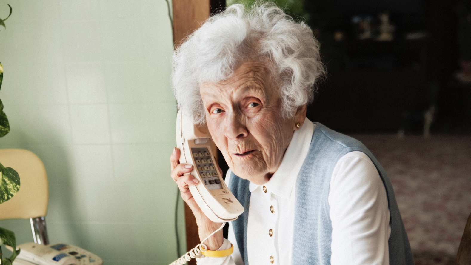 Idős nő telefonál