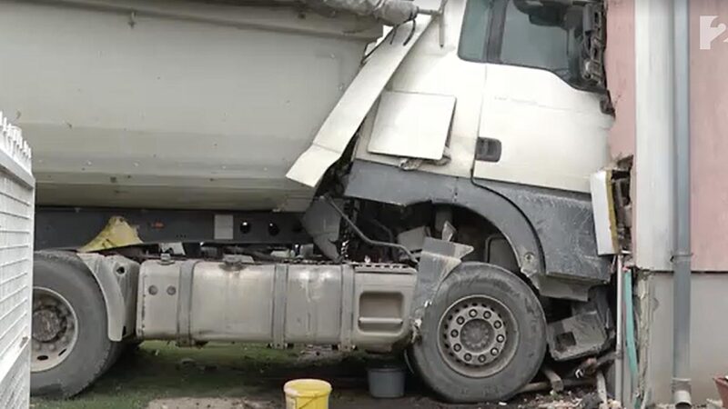 A családi ház oldalába fúródó teherautó - Forrás: TV2 / Tények - videó