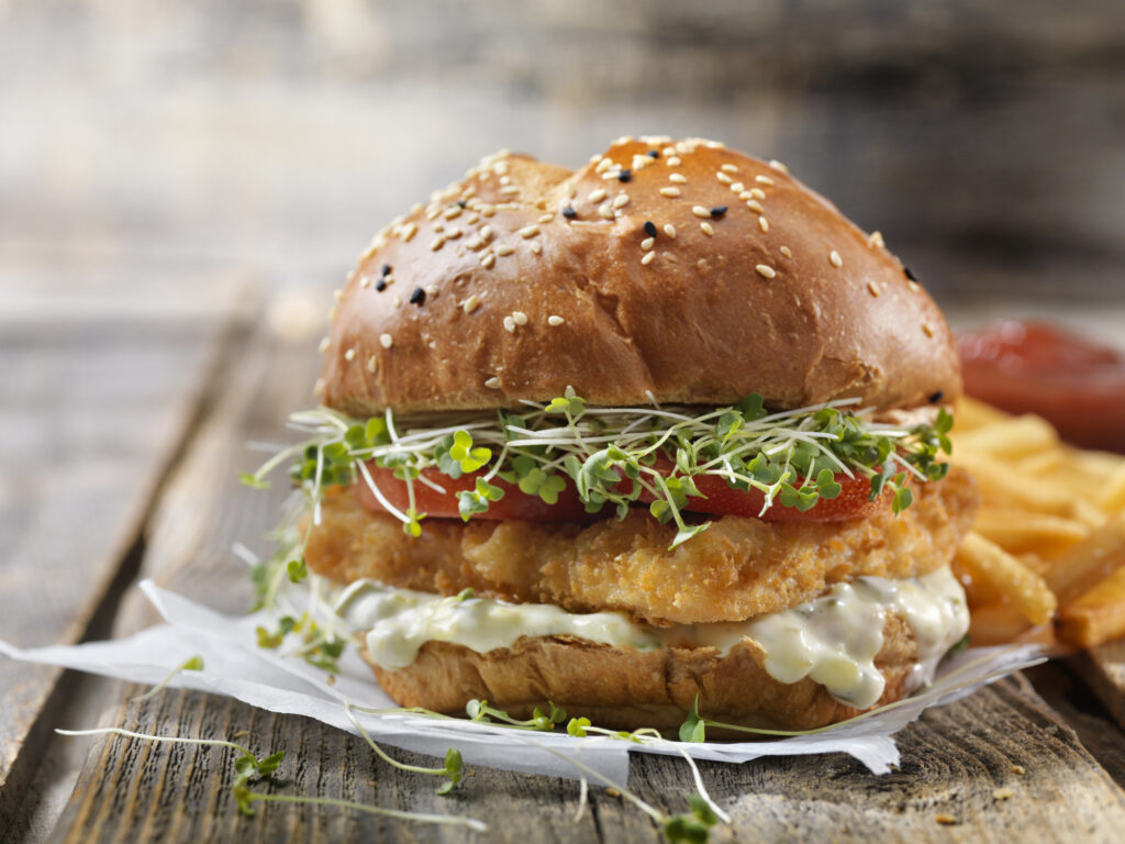 Halburger: a halpogácsa ropogós bundában sült, és sok tartármártás kíséri 