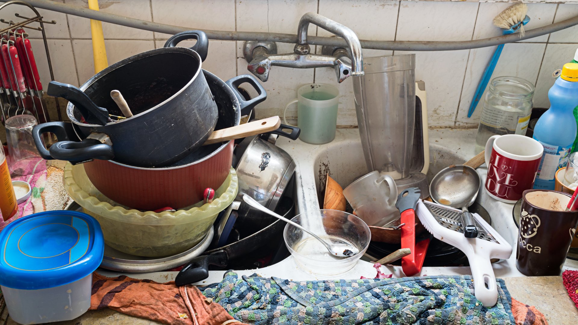 Rengeteg mosatlan edény a mosogatóban felhalmozva