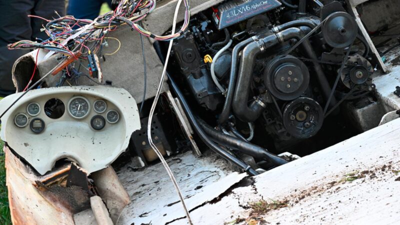 A balesetet szenvedett motorcsónak roncsánál az újpesti hadikikötőben - Fotó: MTI/Lakatos Péter