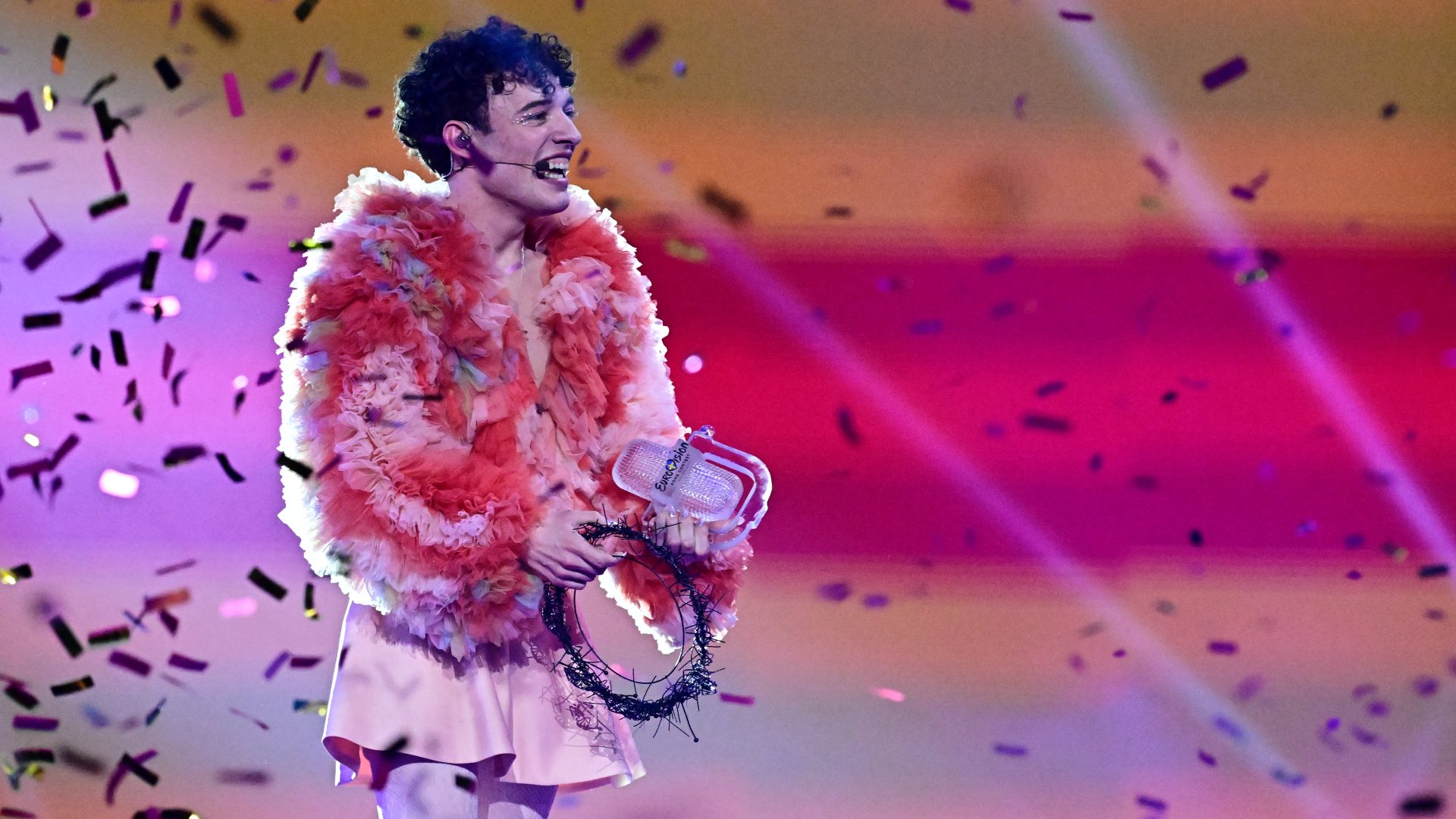 Nemo svájci énekes ünnepeli a győzelmét a 68. Eurovíziós Dalfesztivál 2024-es döntője után a svédországi Malmöben, 2024. május 11-én