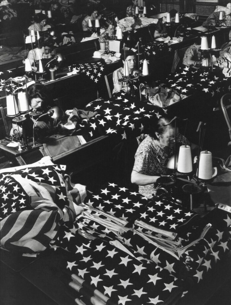 Nők varrnak amerikai zászlókat